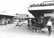 2004-6392 Winkelende mensen op het Jacob van Campenplein in winkelcentrum LageLand.
