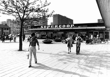 2004-6405 De Nieuwe Ommoordseweg met supermarkt Supercoop.