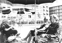 2004-6859 Ouderen zitten op een terras bij een bejaardentehuis aan de Groeninx van Zoelenlaan.