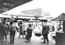 2004-6863-02 Winkelend publiek in het winkelcentrum Keizerswaard.