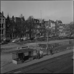 20896 De Westersingel vanaf de Mauritsweg, kort voor de herinrichting. Op de voorgrond een tramhalte van de RET, waar ...