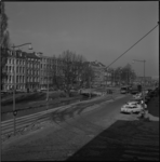 20897 De Westersingel kort voor de herinrichting, gezien vanaf de Mauritsweg met op de achtergrond woningen. Rechts het ...