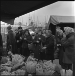 21011 Markt aan de Maashaven oostzijde, met een aantal mensen bij een bloemenkraam. Op de achtergrond zijn kranen in de ...