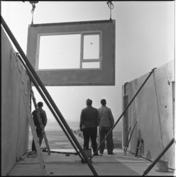 21199 Werkzaamheden bij de bouw van woningen in Lombardijen of Groot-IJsselmonde. Drie werknemers staan in het te ...