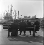 21368 Oudere mannen op een bankje aan de Maashaven Oostzijde tegen over een schip in de haven met de naam 'Leverküsen' ...