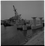 21562 Bouw van de Dintelhavenbrug over de Dintelhaven bij het Hartelkanaal in Europoort. De peilers van de brug staan ...