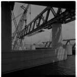 21565 Bouw van de Dintelhavenbrug over de Dintelhaven bij het Hartelkanaal in Europoort, vanaf het water onder de brug ...