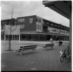 21694 Winkelcentrum de 'Binnenban' in Hoogvliet, met op de hoek het pand van Geer & Coster, met op de gevel: voor Vader ...