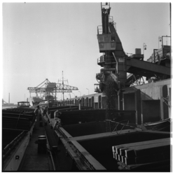 21837 Het laden van kolen bij Müller-Hanna's overslagbedrijf aan de Botlekweg. Op de achtergrond een schip met de naam ...