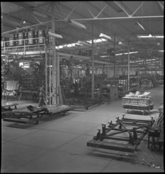 2186 De werkplaats van autofabriek van Kaiser-Frazer Fabrieken N.V. aan de Sluisjesdijk.