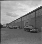 2190 Auto's geparkeerd naast de autofabriek van Kaiser-Frazer Fabrieken N.V. aan de Sluisjesdijk.