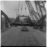 22132 Het verwijderen van de Spoorweghavenbrug met behulp van hijskranen, gezien vanaf de Stieltjesstraat. Op de ...