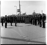 22180 Parade van de tamboers, de pijpers en de vaandeldragers van het Korps Mariniers ter gelegenheid van de onthulling ...