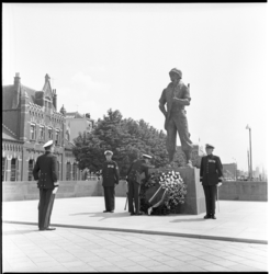 22182 Prins Bernhard legt een krans bij het Mariniersmonument aan het Oostplein.
