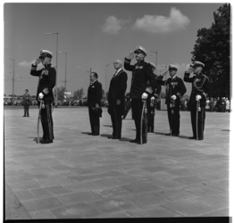 22187 Mariniers bij de onthulling van het Mariniersmonument op het Oostplein op de hoek van de Oostmolenwerf. In het ...