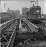 22372 Tijdelijke trambaan, met tram 15 richting Ruigeplaatbrug, op een noodbrug over de bouwsleuf voor de aanleg van de ...
