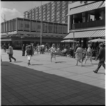 22459 Het Stadhuisplein in de richting de Korte Lijnbaan met meerdere winkelpanden en aan de rechterkant mensen op een ...