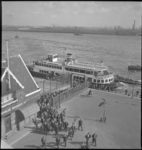 2262 Passagiers verlaten de veerboot van de Rotterdamsche Droogdok Maatschappij aan het Schiehoofd bij Schiemond.