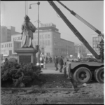 22815 Verplaatsing van het standbeeld van Erasmus op de Coolsingel hoek Blaak in verband met de bouw van de metro. Op ...