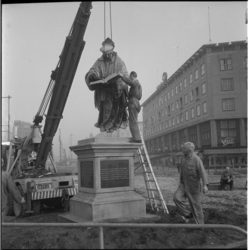 22816 Verplaatsing van het standbeeld van Erasmus op de hoek van de Coolsingel en Blaak, in verband met de aanleg van ...