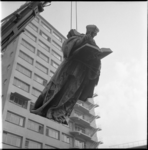 22818 Verplaatsing van het standbeeld van Erasmus voor de metrobouw. Op de achtergrond het Erasmushuis van de ...