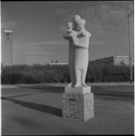 23063 De sculptuur Het Gezin (1963) van Huib Noorlander op het Slingeplein.