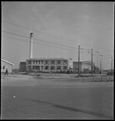 2334 Fabrieksgebouw Van Melle's Biscuit- en Toffeefabrieken aan de Olympiaweg.