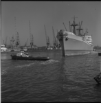 24033 Sleepboot met het graanschip Tara bij de ingang van de Maashaven, links enkele loodsen en hijskranen van Hanno.