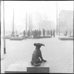 24048 Op de voorgrond de sculptuur van Fikkie, van de kunstenares Joeki Simák, aangeboden door de studenten van de ...