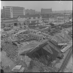 24155 De aanleg van de metro aan de Schiedamsedijk ter hoogte van de Blaak. In het midden het Plein 1940.