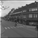 24395 Straatbeeld Bergse Dorpsstraat met rechts winkels, woningen en verkeer.