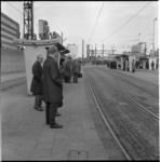 24677 Reizigers bij de tramhalte op het Stationsplein. Op de achtergrond het Weena.
