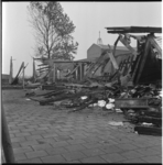 24870 De restanten van een noodschool aan de Jan Ligthartstraat na een brand.