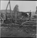24874 De restanten van een noodschool aan de Jan Ligthartstraat na een brand.
