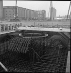 25061 De bouw van het metrostation Zuidplein aan de Gooilandsingel. Links het Sportfondsenbad Zuid. Op de achtergrond ...