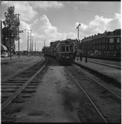 25510 Een tram van de Rotterdamse Tram Maatschappij op de Putselaan.