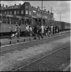 25512 Reizigers bij de halte van de Rotterdamse Tram Maatschappij op de Putselaan.