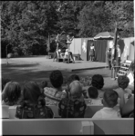 25635 Een voorstelling voor kinderen in het Openluchttheater Dijkzigt in het Museumpark.