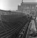 26180 Betonvlechters aan het werk voor de bouw van het metrostation Zuidplein aan de Gooilandsingel. Op de achtergrond ...