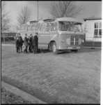 26881 Busvervoer voor leerlingen van de Rotterdamse Openluchtschool aan de Laanslootseweg.