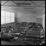 27090 Kinderen liggen op veldbedden in een zaal van de 1e Rotterdamse Openluchtschool aan de Laanslootseweg. Een ...