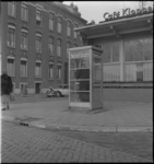 2751 Telefooncel voor Café 'Klopper' in een tijdelijke behuizing aan de Jericholaan C7, gezien vanaf de Oudedijk.