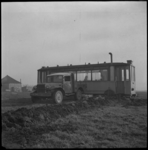 2755 Een oude tram van de RET in een weiland in gebruik als noodwoning aan de Hoofdweg, met een auto ervoor. Links op ...