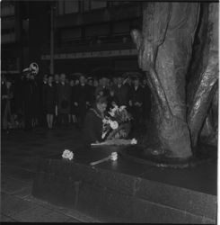 27613 Burgemeester Thomassen legt een krans bij het Monument voor de gevallenen 1940-1945 op het Stadhuisplein tijdens ...