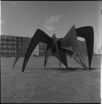 27640 De sculptuur Le Tamanoir of de Miereneter van beeldhouwer Alexander Calder op de hoek van de Aveling en Venkelweg ...