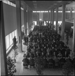 27719 Bezoekers van een tentoonstelling in de Doelen tijdens Opbouwdag 1965.