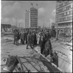 27720 Bezoek aan de metrowerkzaamheden voor station Stadhuis/Coolsingel tijdens de opbouwdag 1965. Op de achtergrond ...