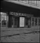 2784 Zicht op de entree van de Cineac-bioscoop aan de Coolsingel in het Beursgebouw. Op het bord voor de ingang staat: ...