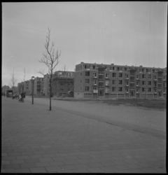 2806 De afbouw van wooncomplexen aan de Franselaan in de richting van de Hogenbanweg. Links op het einde van de straat ...