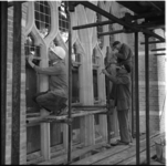 28408 De restauratie van een glas-in-lood raam van de Grote of Sint-Laurenskerk aan de Sint-Laurensplaats.